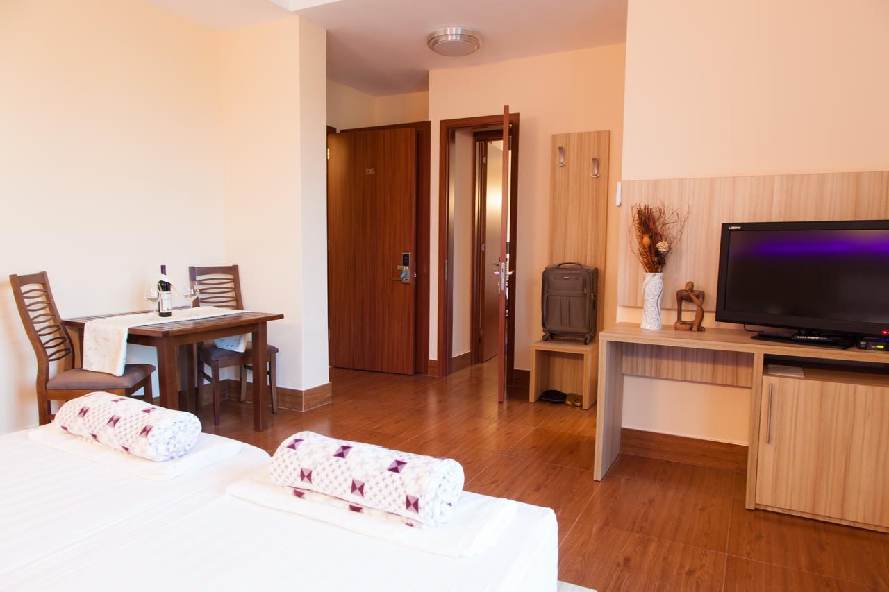 Hotel Blue Moon Улцинь Екстер'єр фото